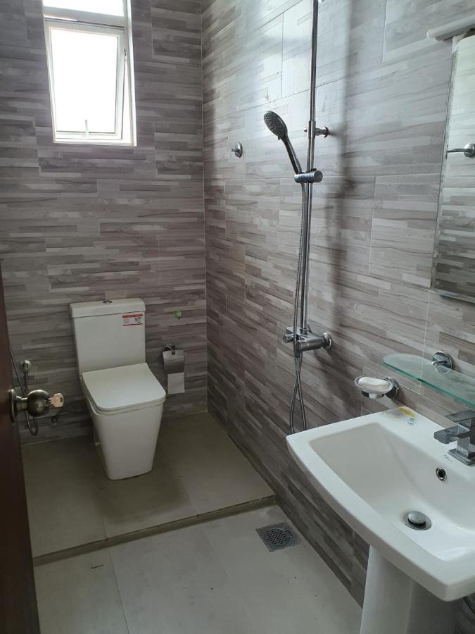 New 2 Bedroom Apartment, 100M Away From The Beach Dehiwala-Mount Lavinia Bagian luar foto